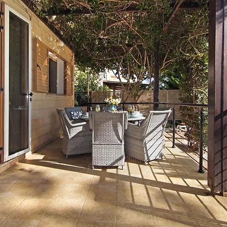 Polina أيا نابا